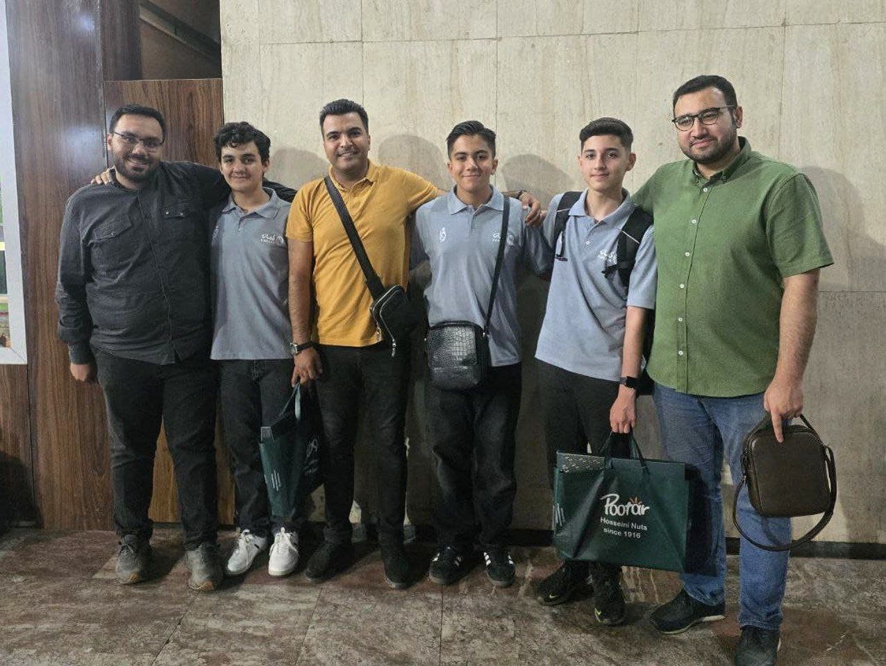 درقه افتخارآمیز دانش‌آموزان نخبه شهریار ایران به مسابقات کشوری رباتیک (FIRA Cup)
