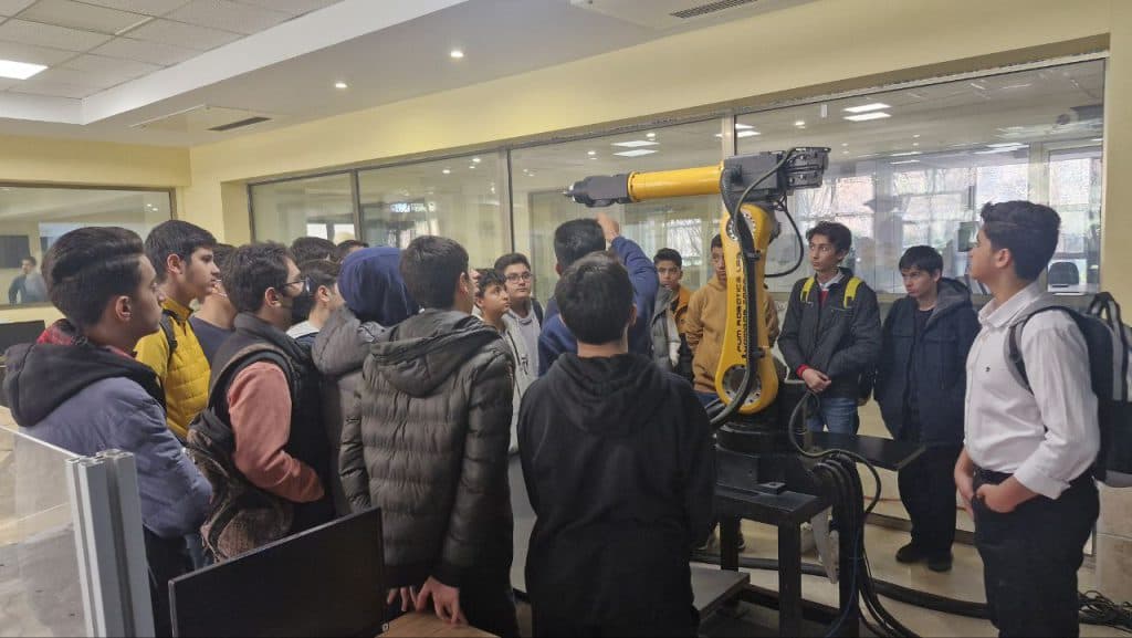دیدار افتخارآمیز دانش‌آموزان پایه نهم با اساتید دانشگاه فردوسی مشهد و بازدید از مرکز رباتیک