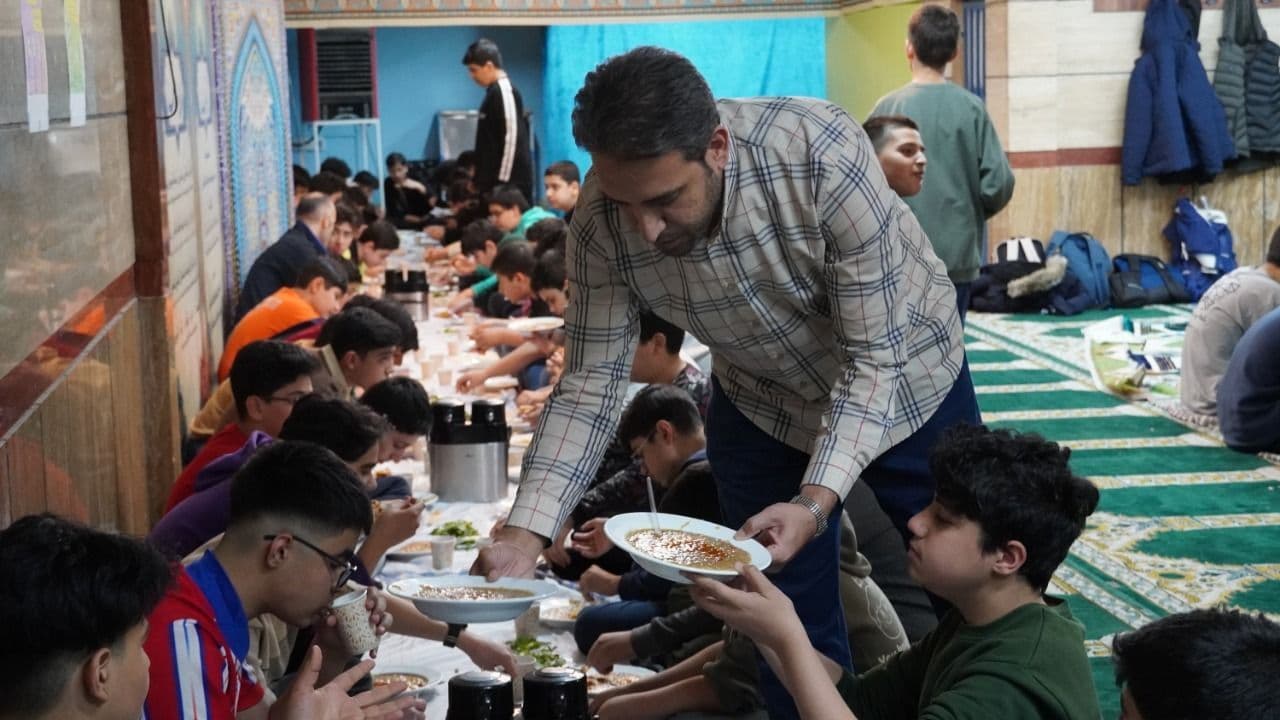 🌙استقبال دانش‌آموزان مجموعه مدارس هیبریدی شهریار ایران از ماه مبارک رمضان با افطاری روز پیشواز