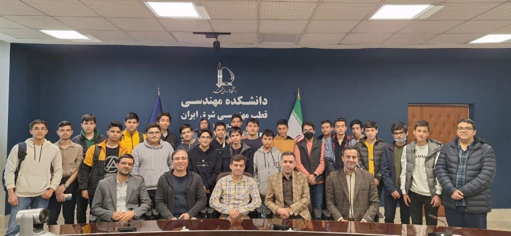 دیدار افتخارآمیز دانش‌آموزان پایه نهم با اساتید دانشگاه فردوسی مشهد و بازدید از مرکز رباتیک